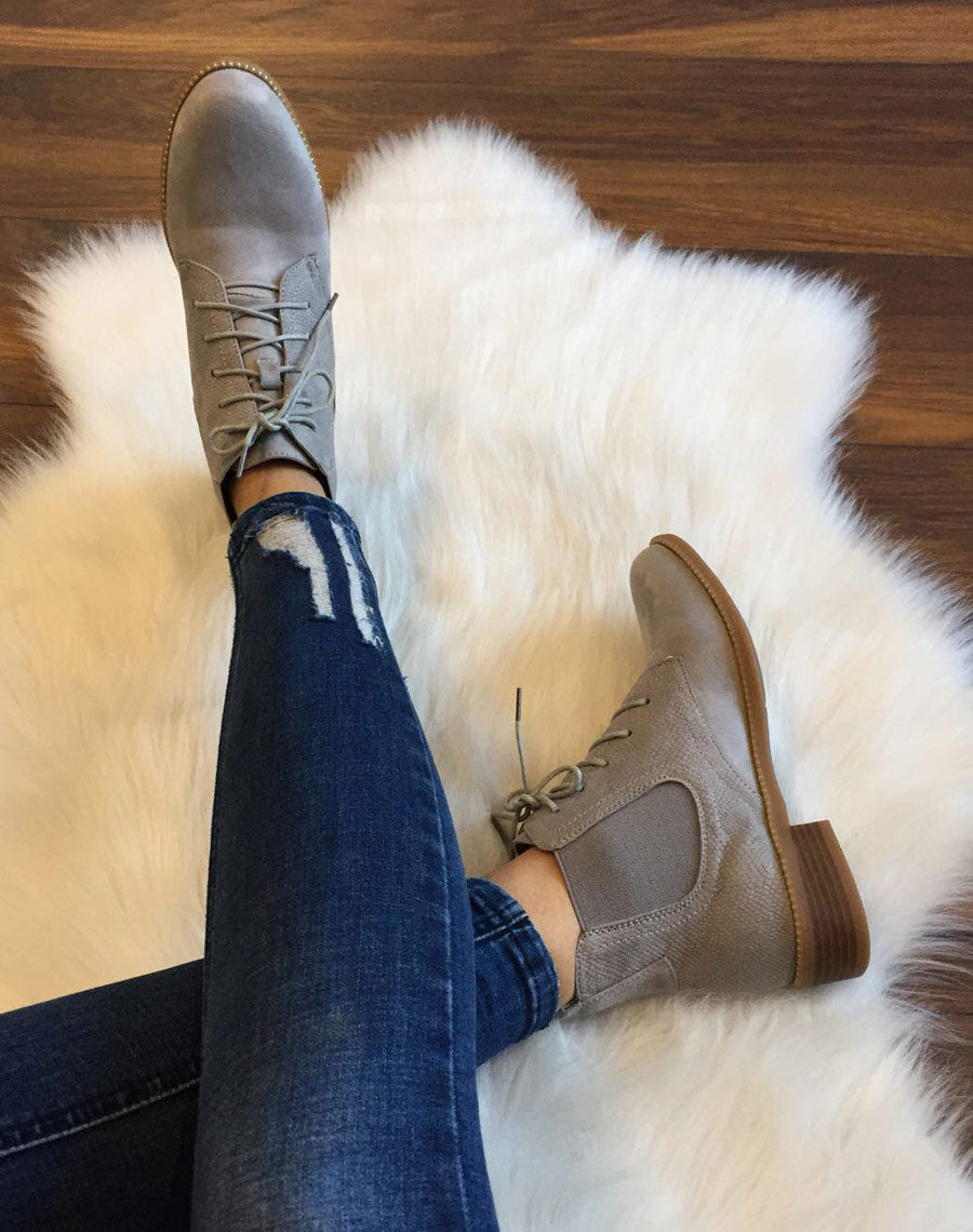 Bottines grises en suédines et à lacets