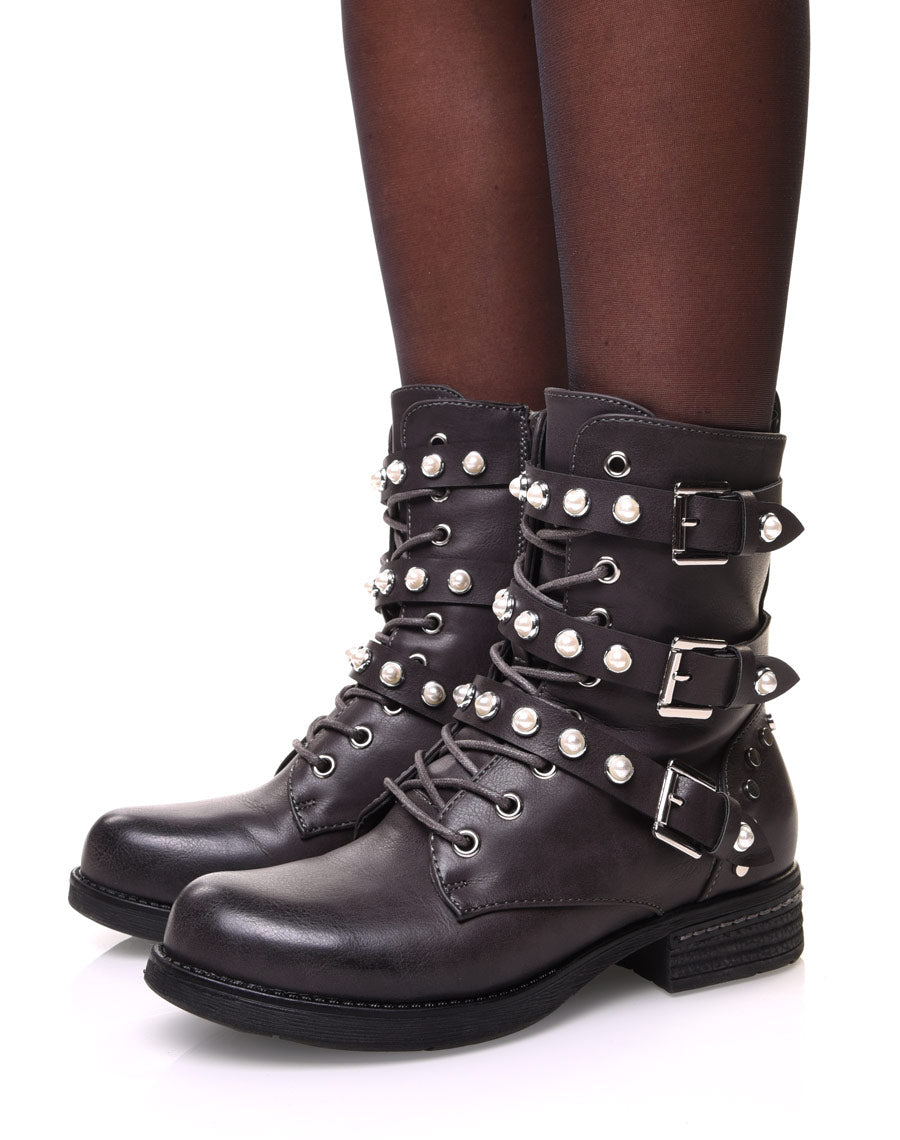 Bottines grises à lacets et lanières ornées de perles