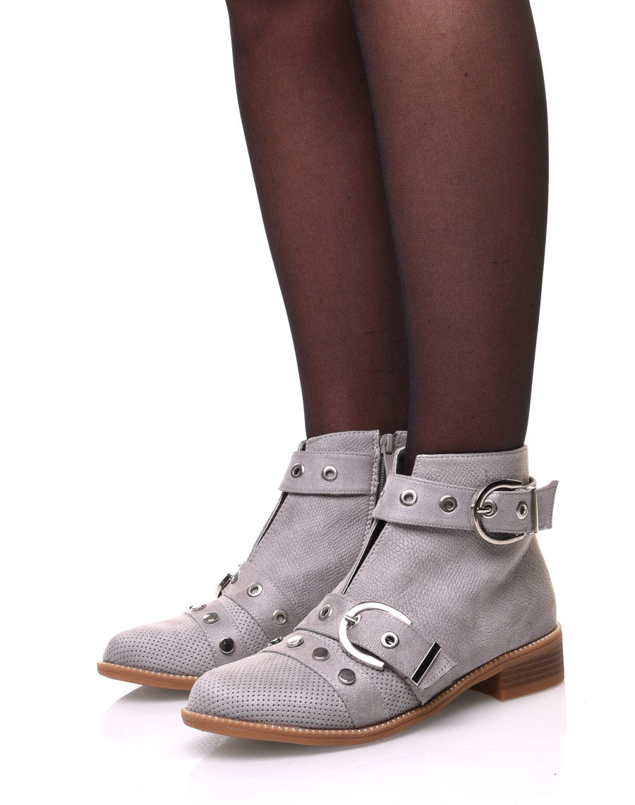 Bottines grises lanières cloutées ouvertes à l’avant
