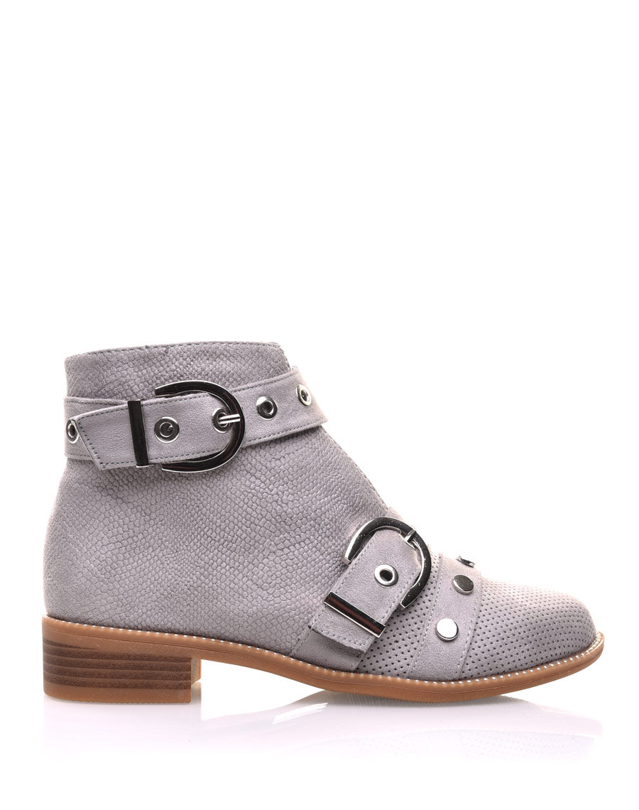 Bottines grises lanières cloutées ouvertes à l’avant