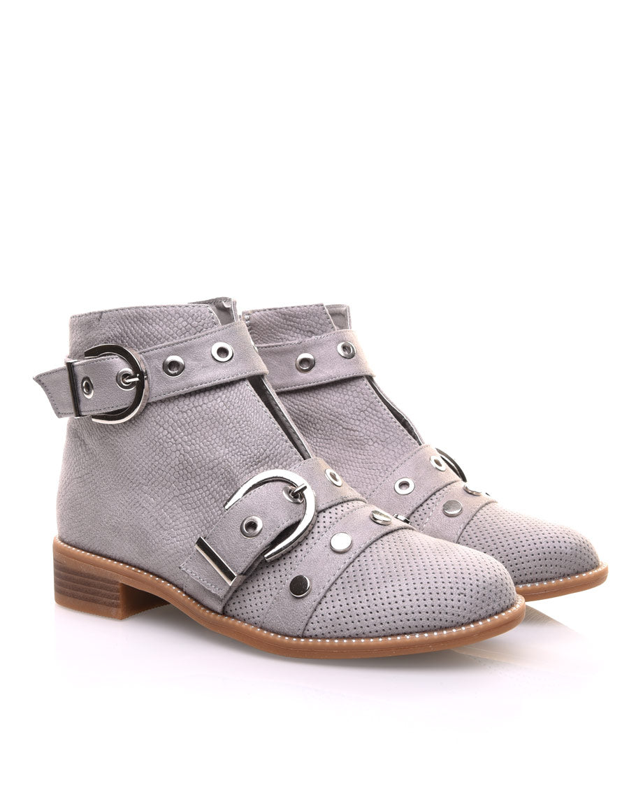 Bottines grises lanières cloutées ouvertes à l’avant