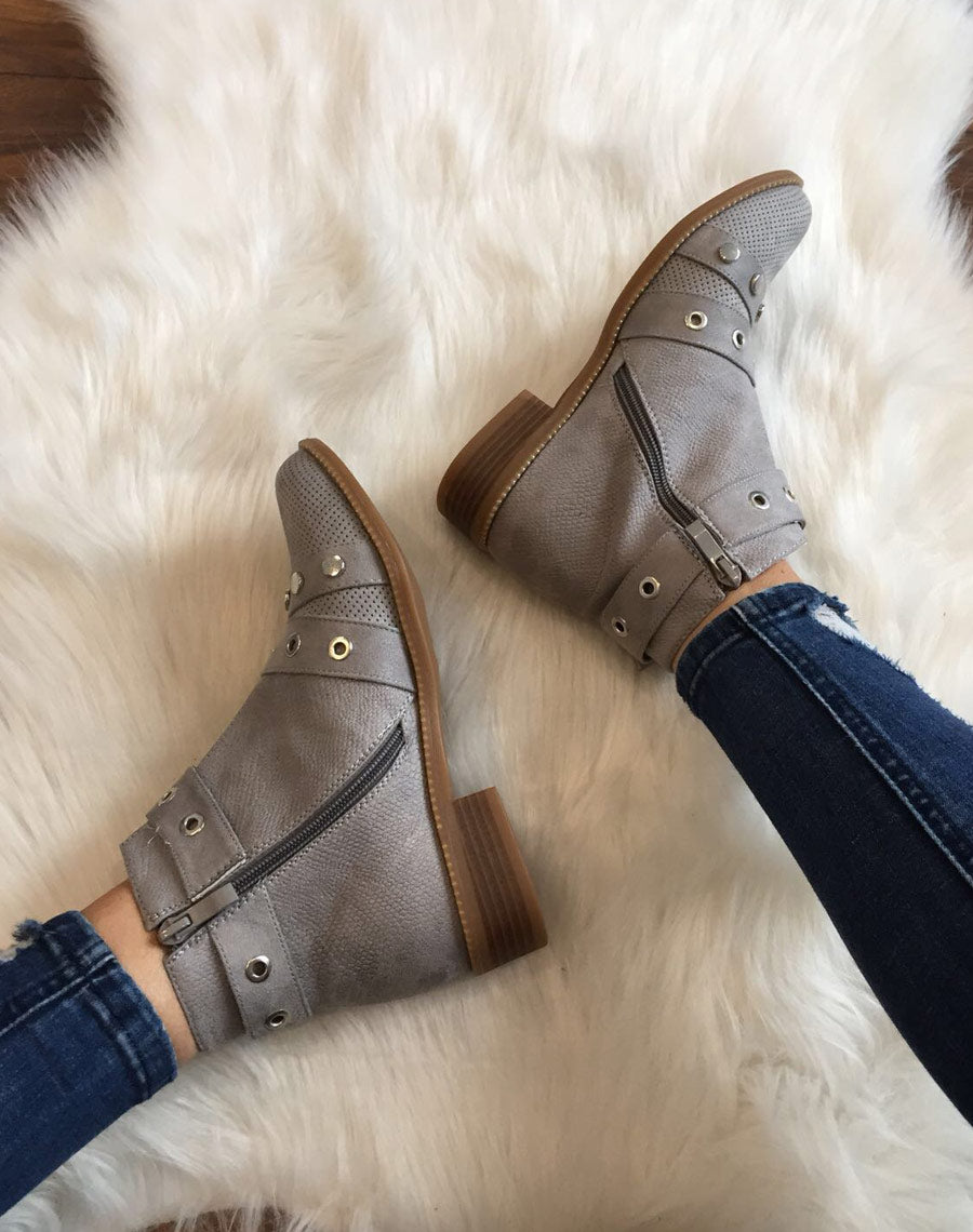 Bottines grises lanières cloutées ouvertes à l’avant