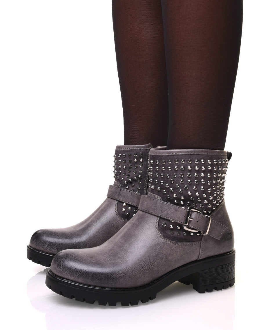 Bottines grises à lanières ornées de petits clous