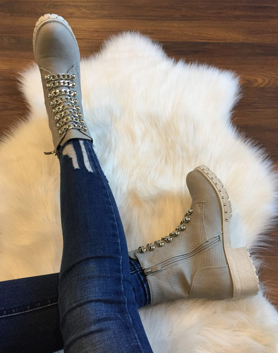 Bottines grises mattes avec chaînes