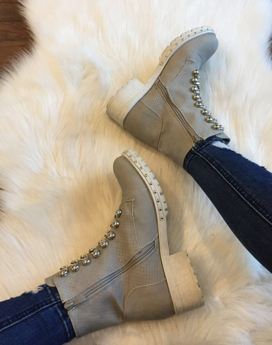 Bottines grises mattes avec chaînes