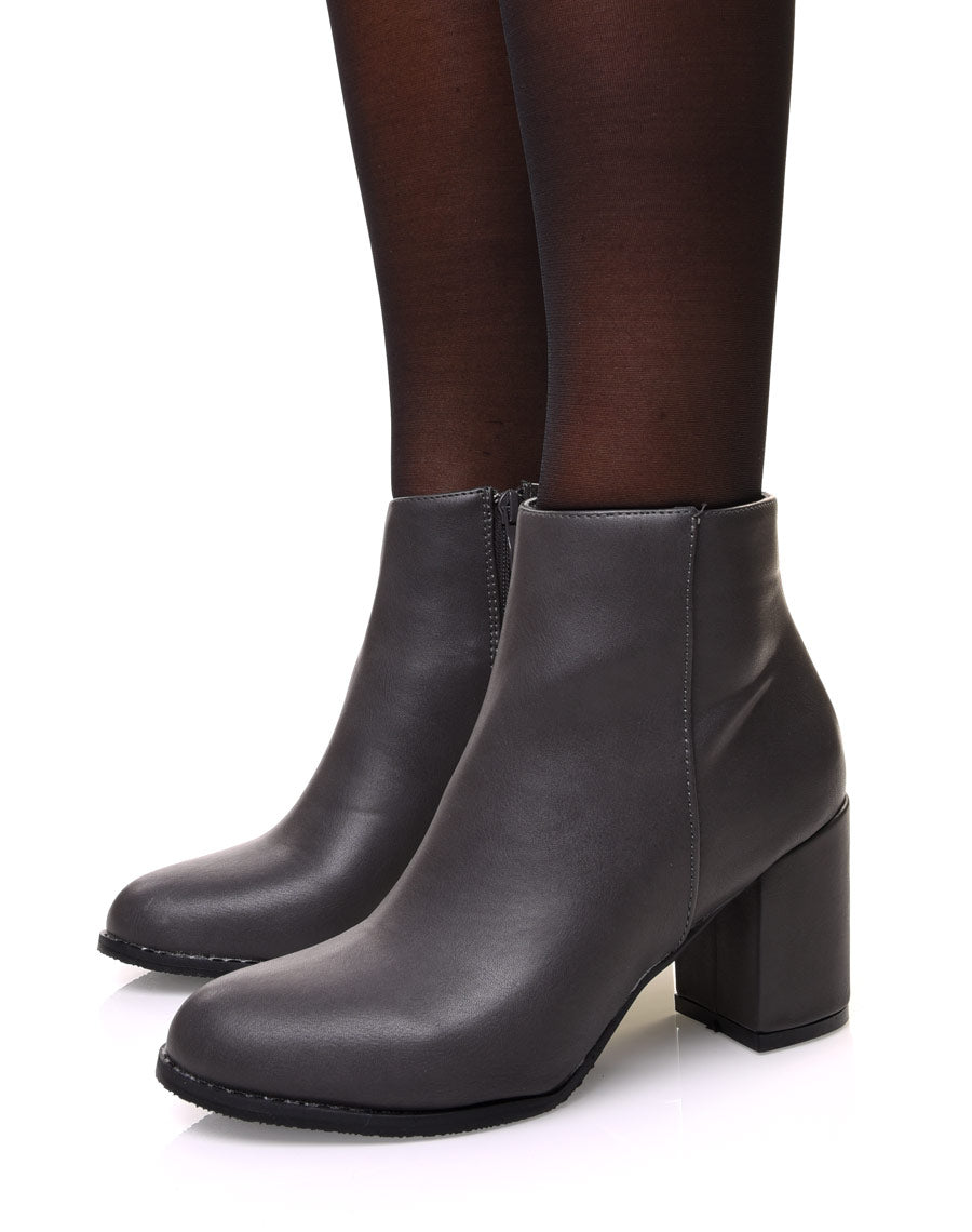 Bottines grises minimalistes à talons mi haut