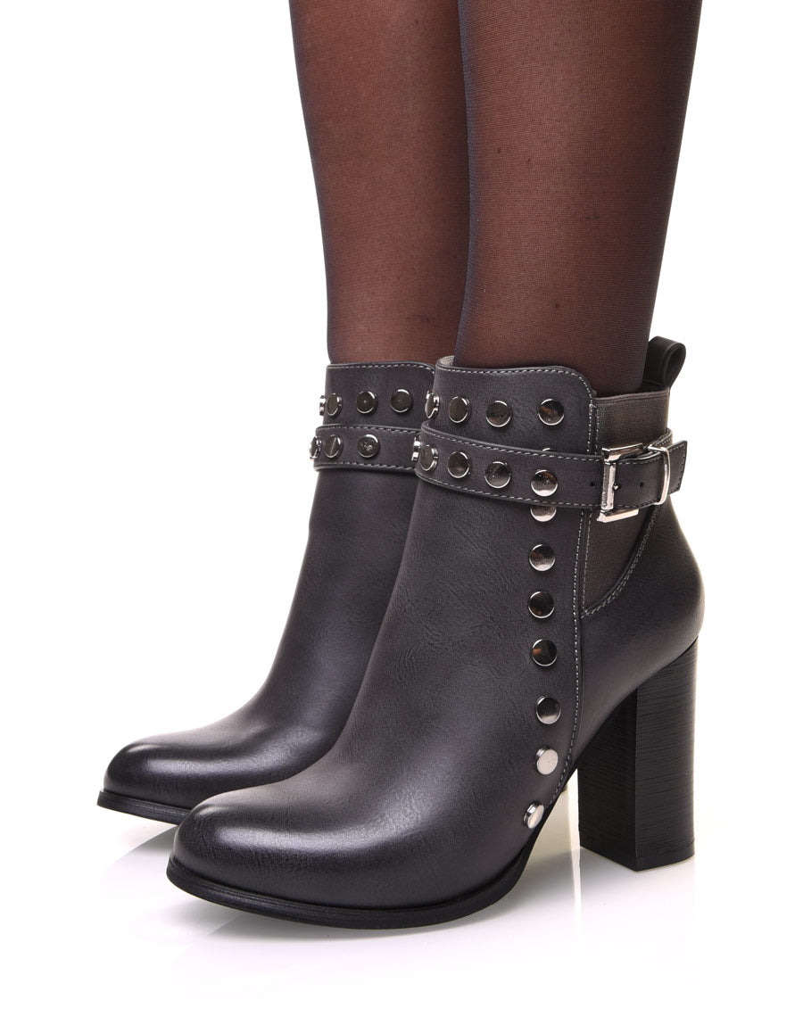 Bottines grises à sangle détails cloutés et talons