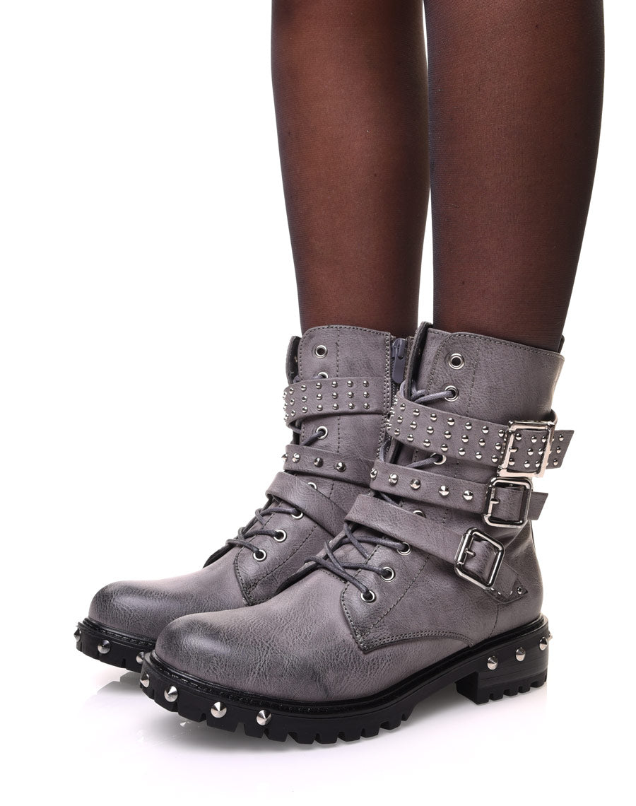 Bottines grises à sangles multiples & détails cloutés
