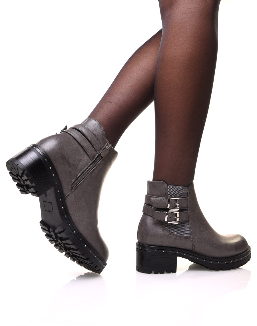 Bottines grises à semelle crantée et cloutée