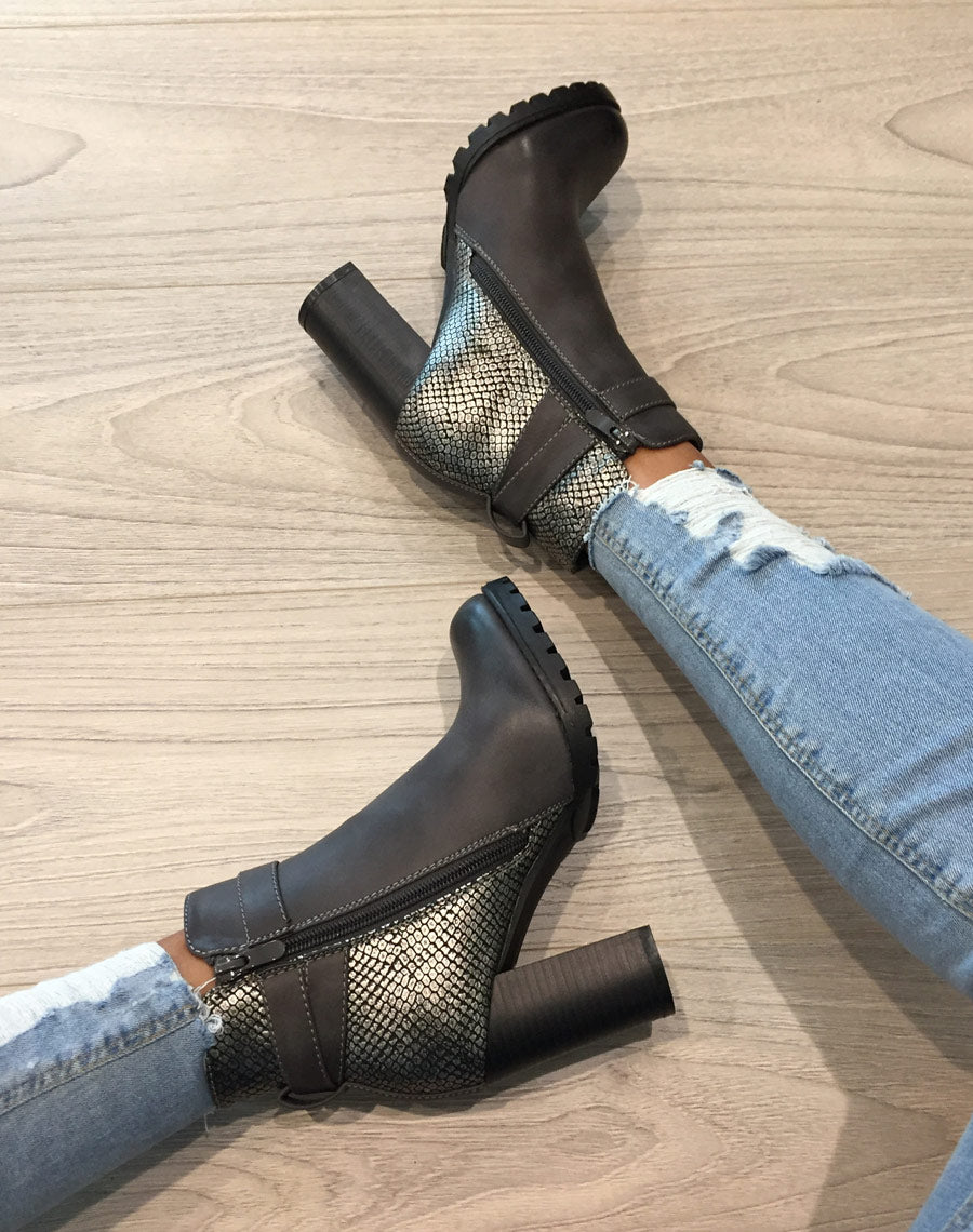 Bottines grises à talons bi matières à sangle décorative