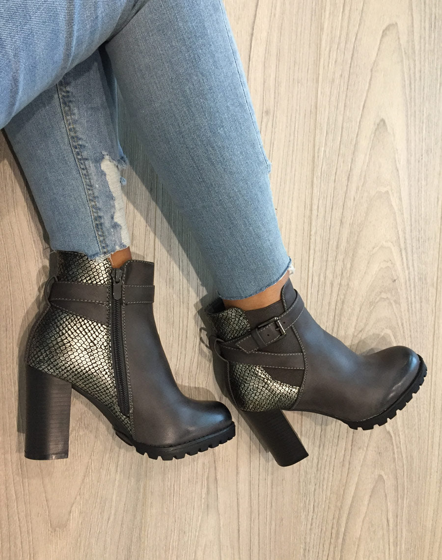 Bottines grises à talons bi matières à sangle décorative