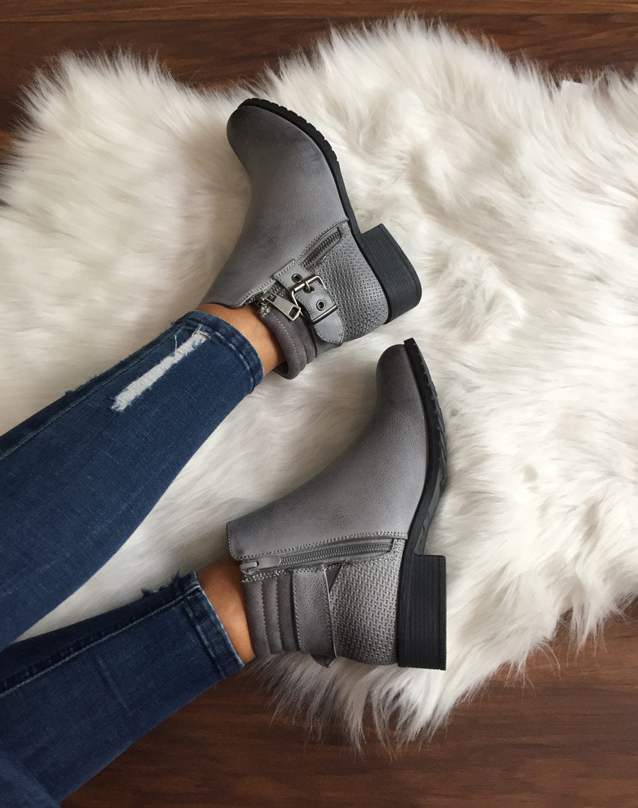 Bottines grises à talons et fermetures zippées