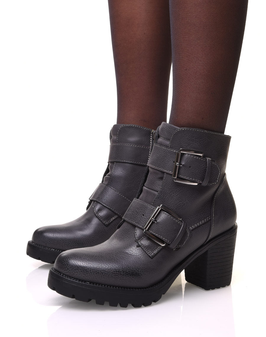 Bottines grises à talons et sangles