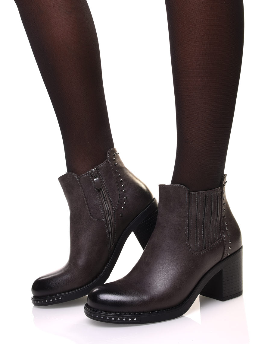 Bottines grises à talons ornés de petits clous ronds