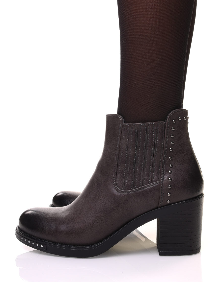 Bottines grises à talons ornés de petits clous ronds