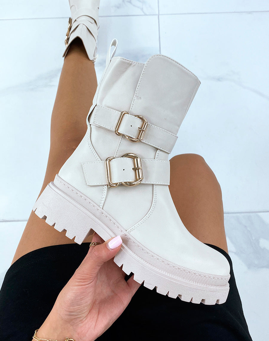 Bottines hautes beiges à boucles dorées