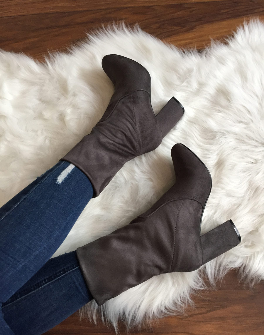 Bottines hautes grises entièrement en suédine