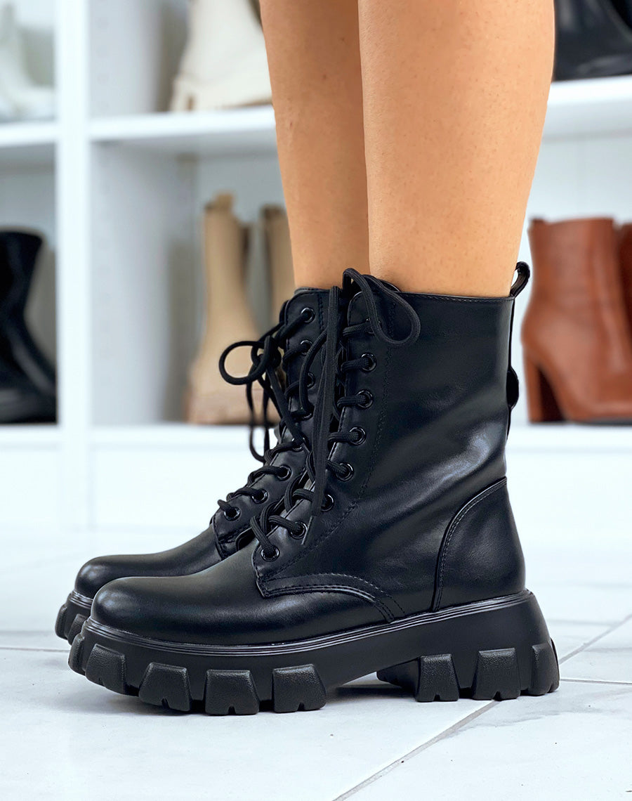 Bottines hautes noires avec poche cloutées