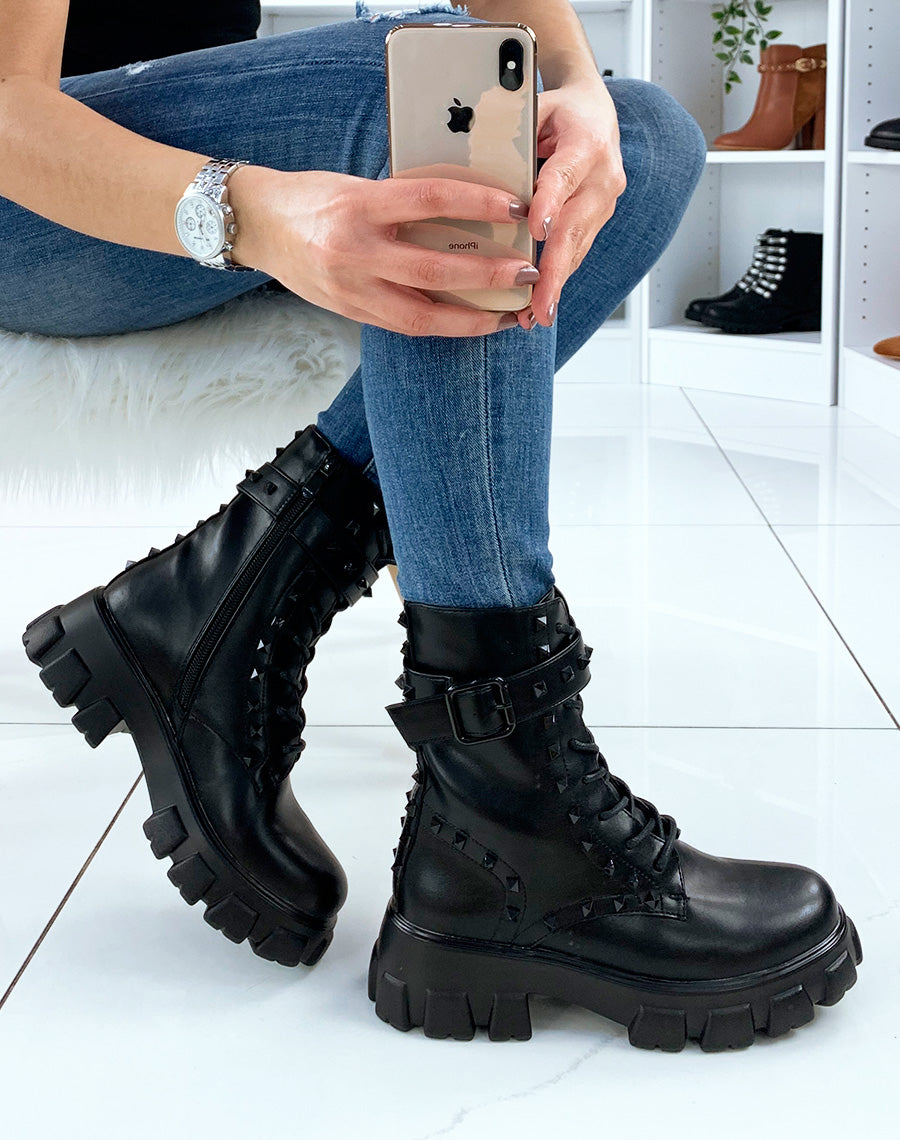 Bottines hautes noires à clous noirs à relief