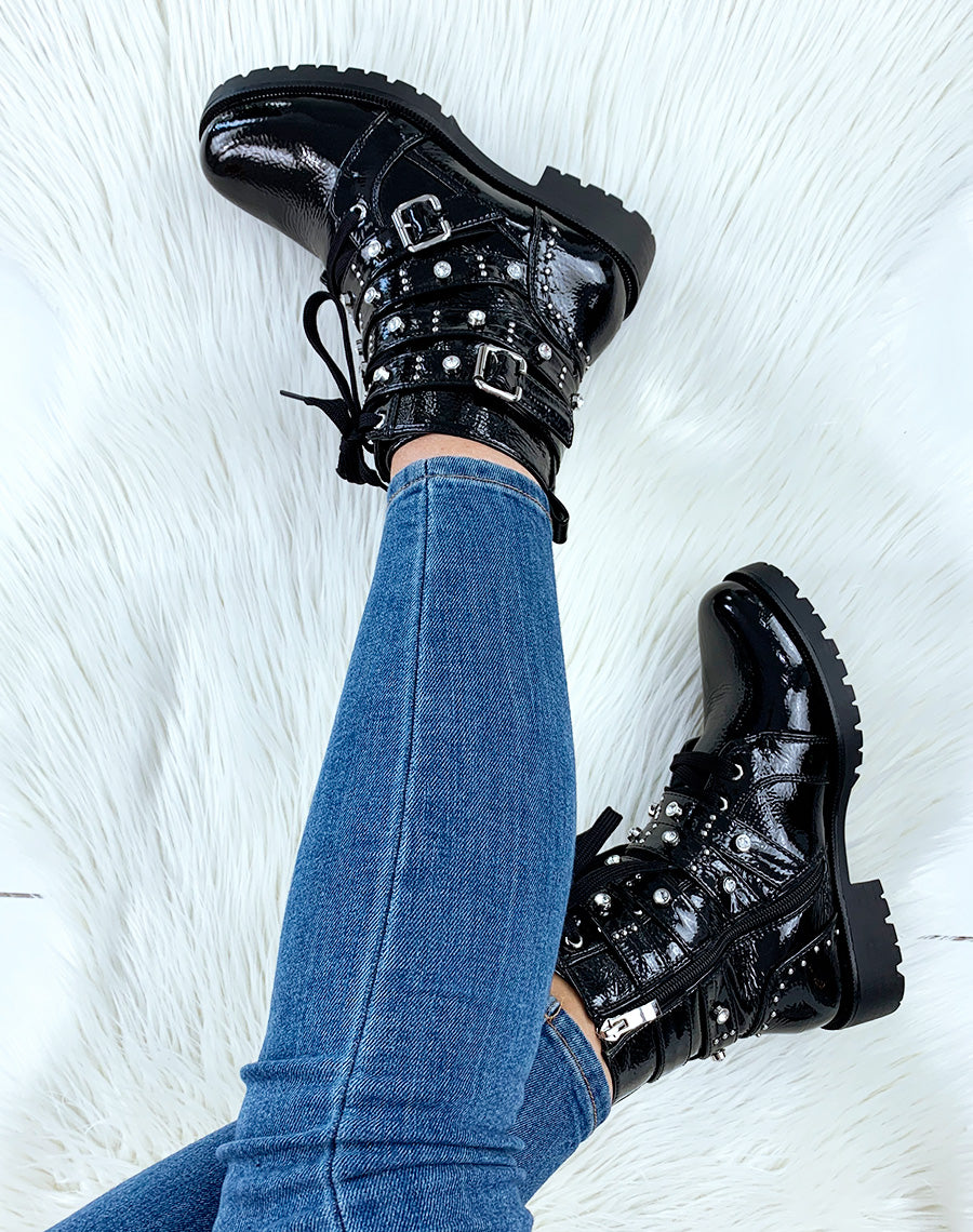 Bottines hautes noires vernies à clous