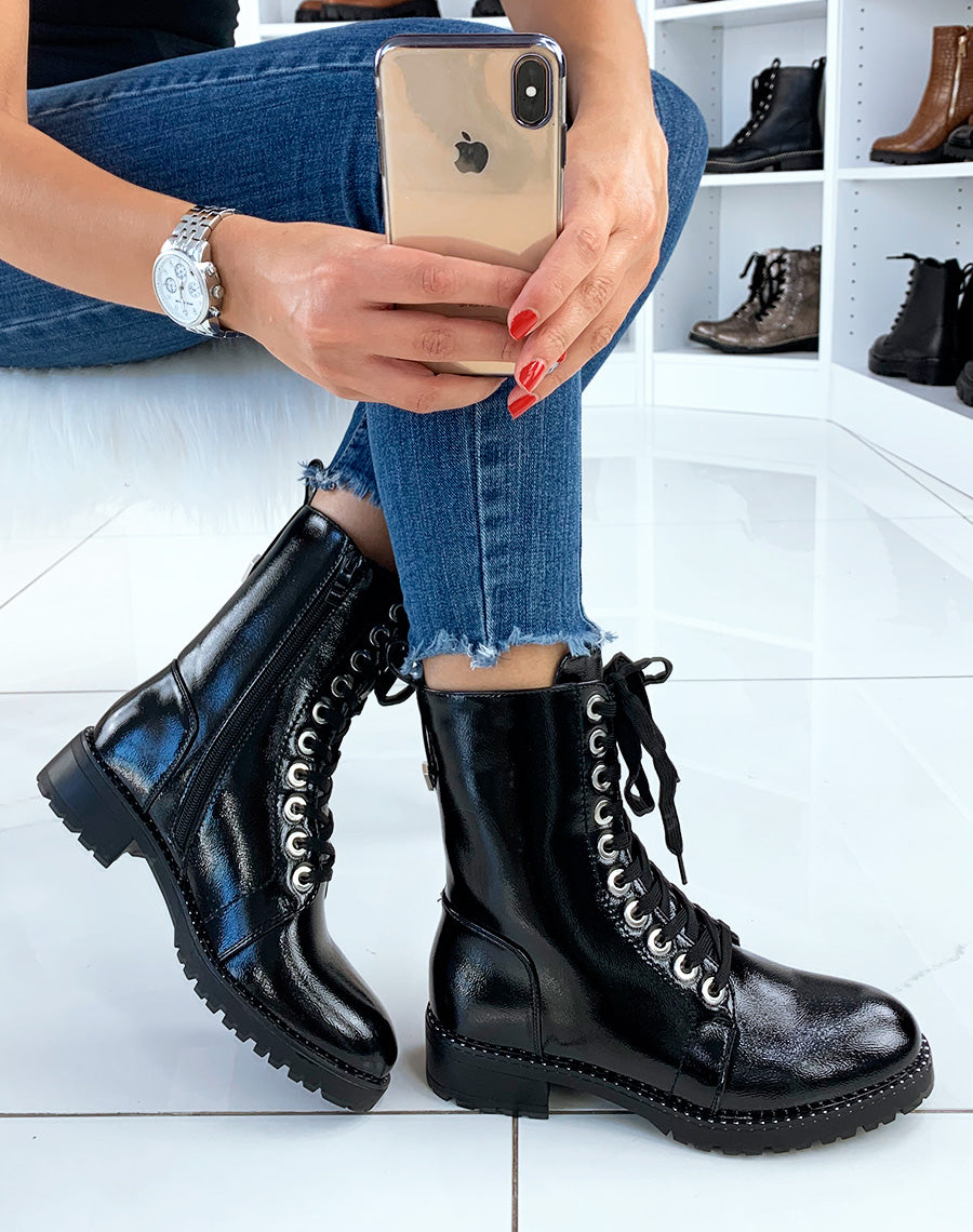 Bottines hautes vernies noires à détail argenté