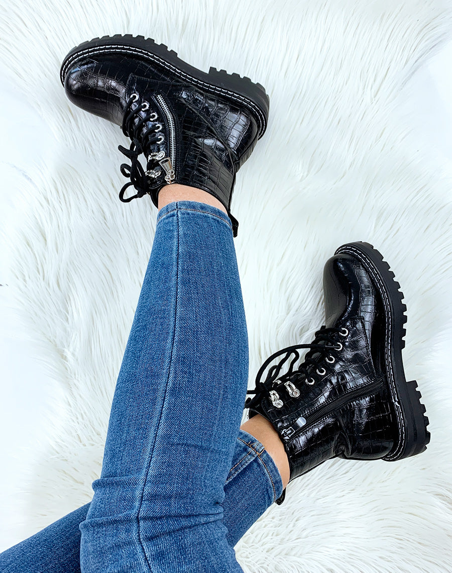 Bottines hautes vernies noires effet croco