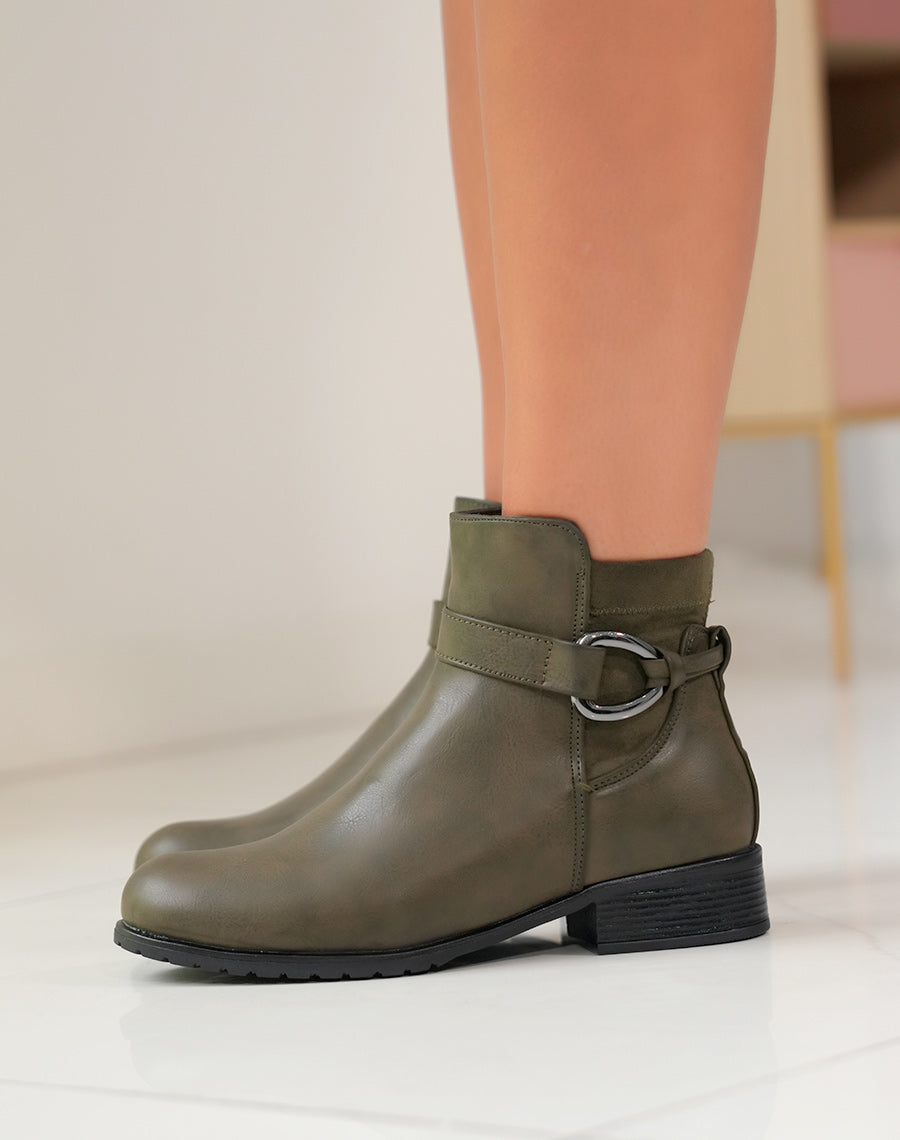 BOTTINES KAKI BI-MATIÈRES AVEC SANGLE ARGENTÉE : MODERNITÉ ET ÉLÉGANCE