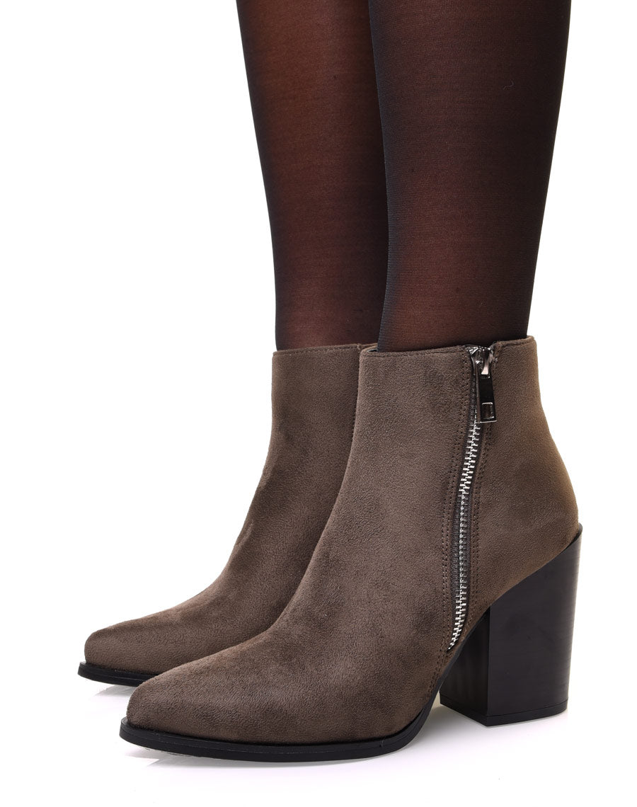 Bottines kaki en suédine à bout pointu et talon épais