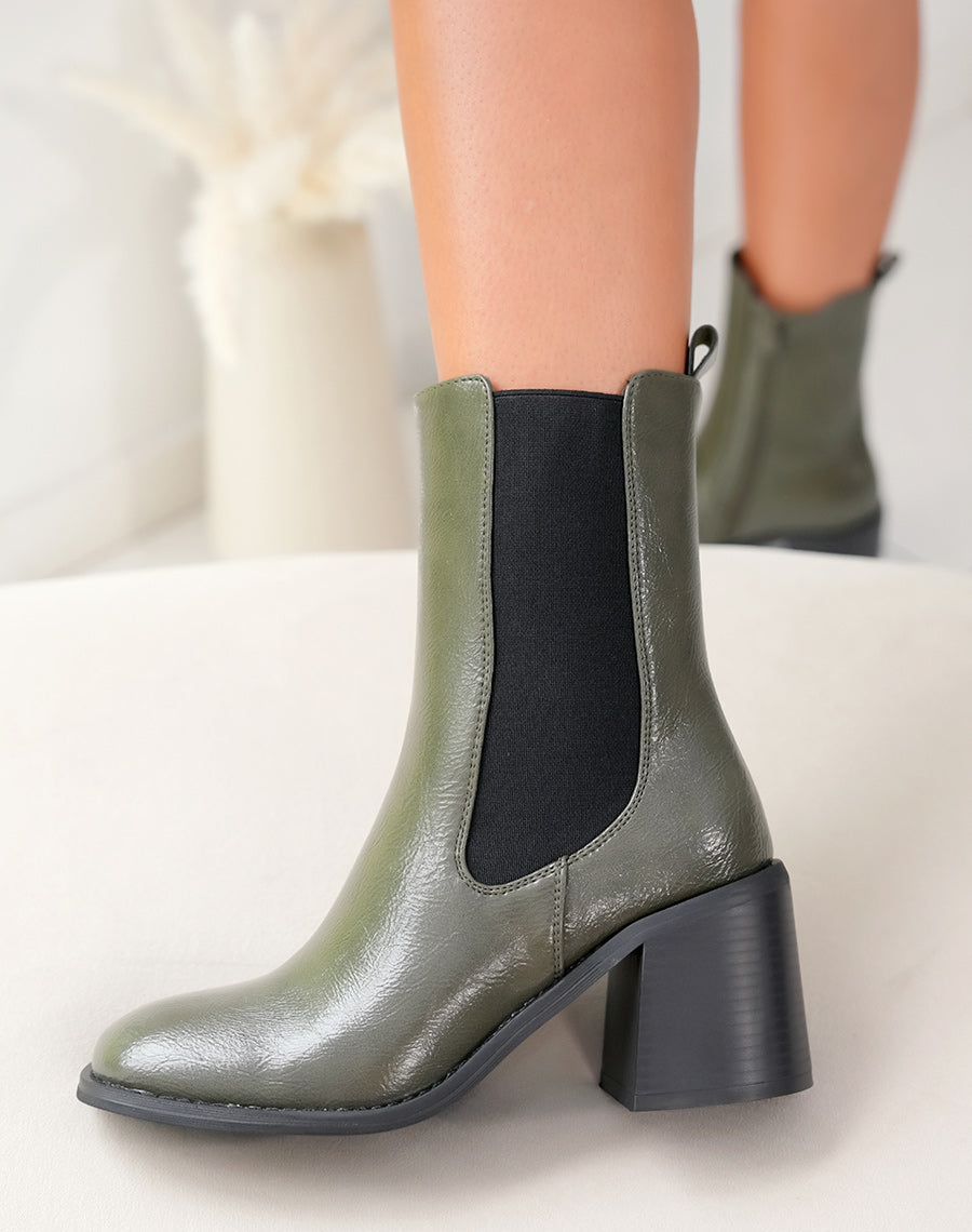 Bottines Kaki en Vogue avec Talon Carré et Finition Brillante