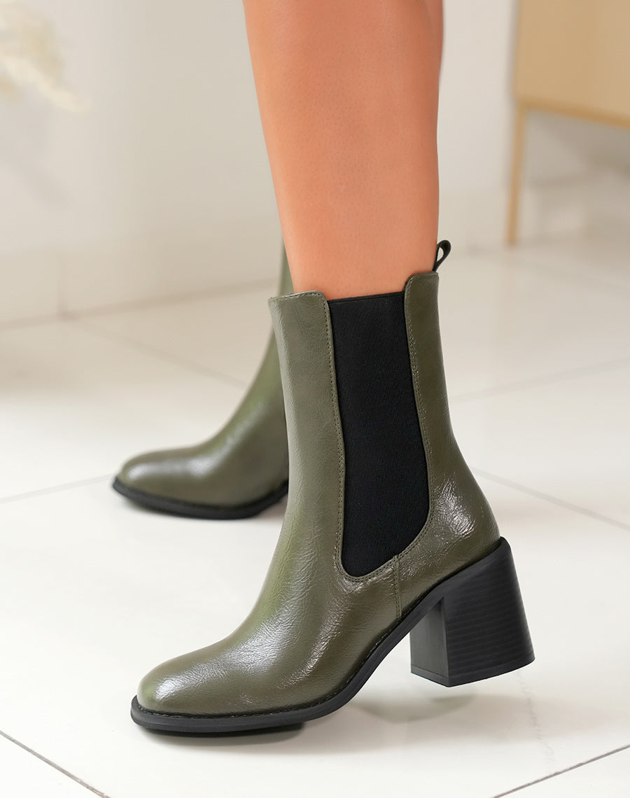 Bottines Kaki en Vogue avec Talon Carré et Finition Brillante