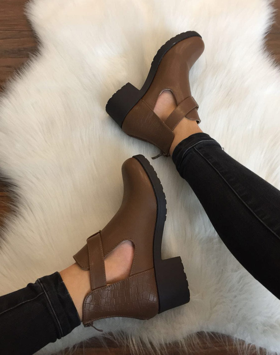 Bottines marron ajourées à partit talon et boucle 