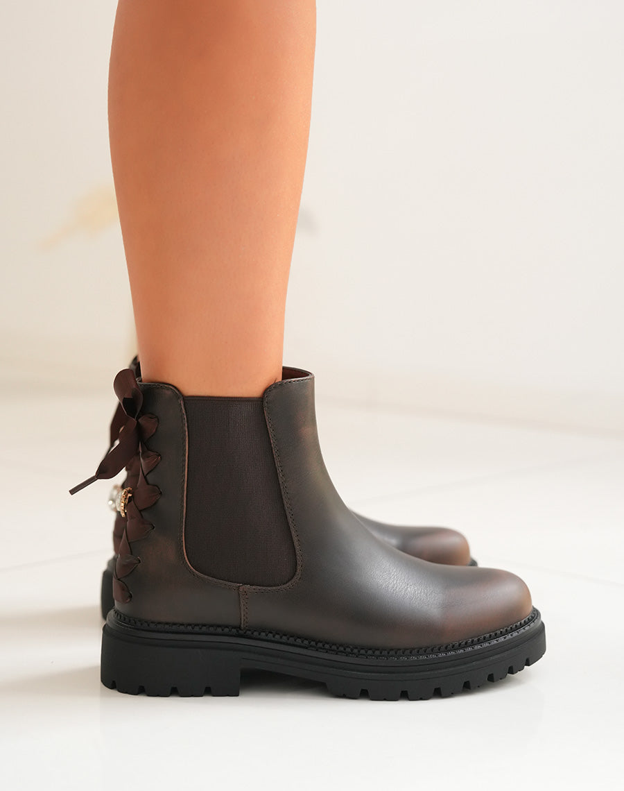 Bottines marron effet délavé style chelsea avec détails dorés