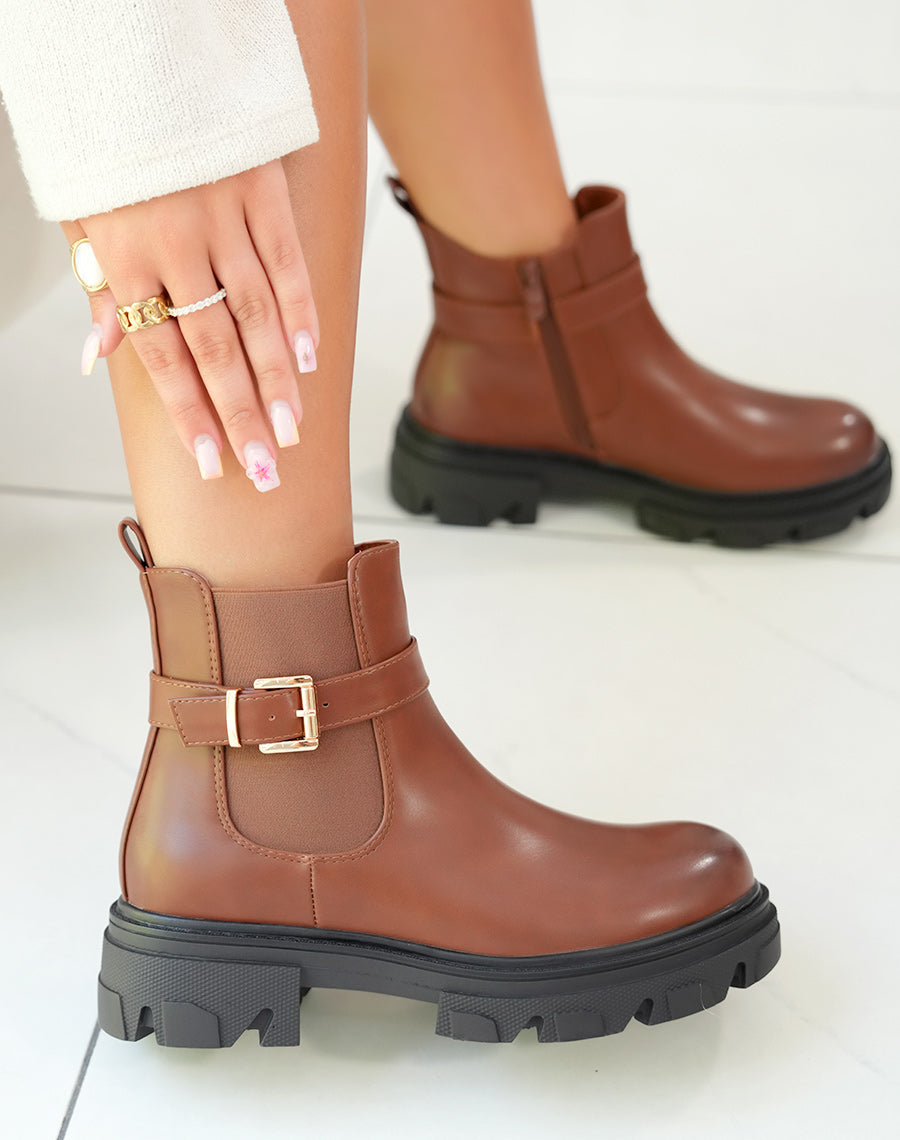 BOTTINES MARRON STYLE CHELSEA AVEC LANIÈRES ARGENTÉES ET SEMELLE ÉPAISSE CRANTÉE