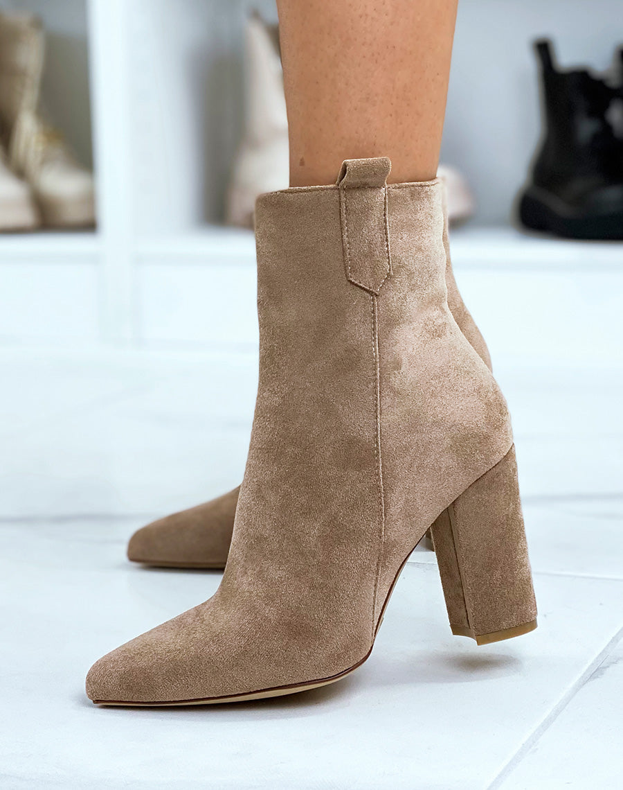 Bottines marrons en suédine à talon et bout pointu