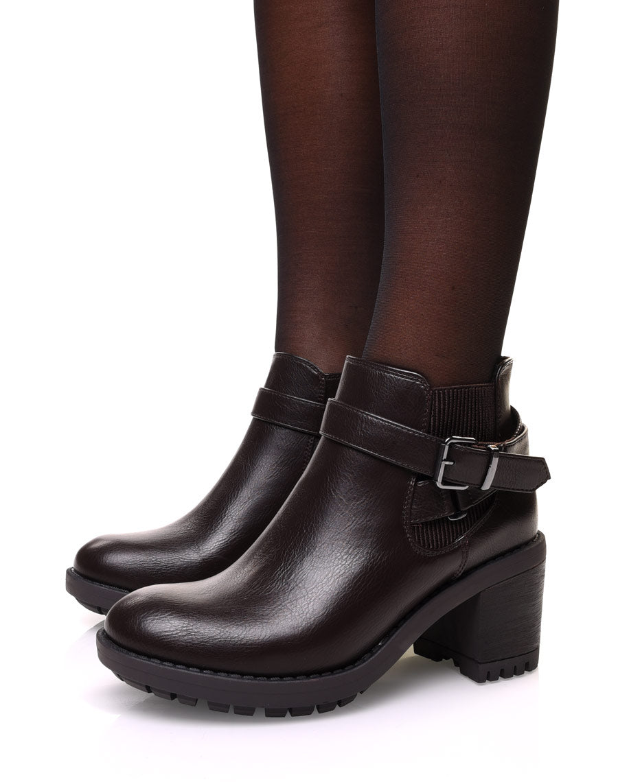 Bottines marrons grainées à talon élastique rayé et sangles