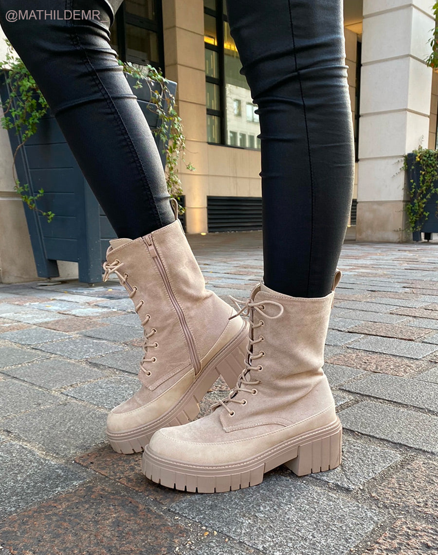 Bottines montantes beiges en suédine à lacet et semelle épaisse