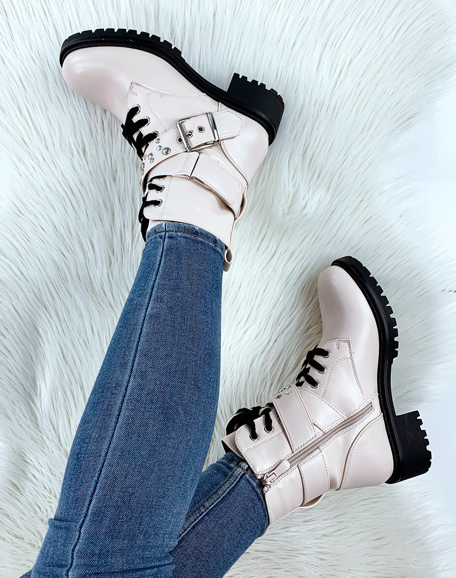 Bottines montantes beiges à lanières cloutées