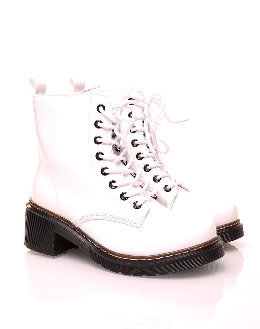 Bottines montantes blanches vernies à lacets
