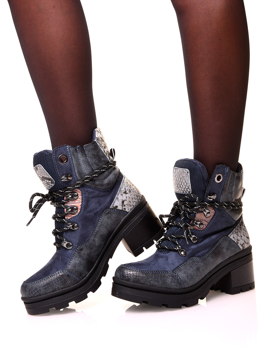 Bottines montantes bleues à lacets en suédine à détails python