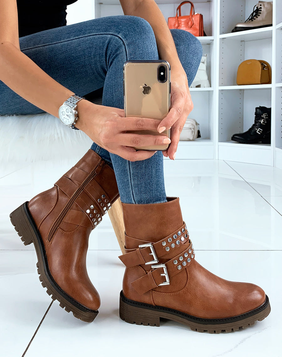 Bottines montantes camel à lanières cloutées