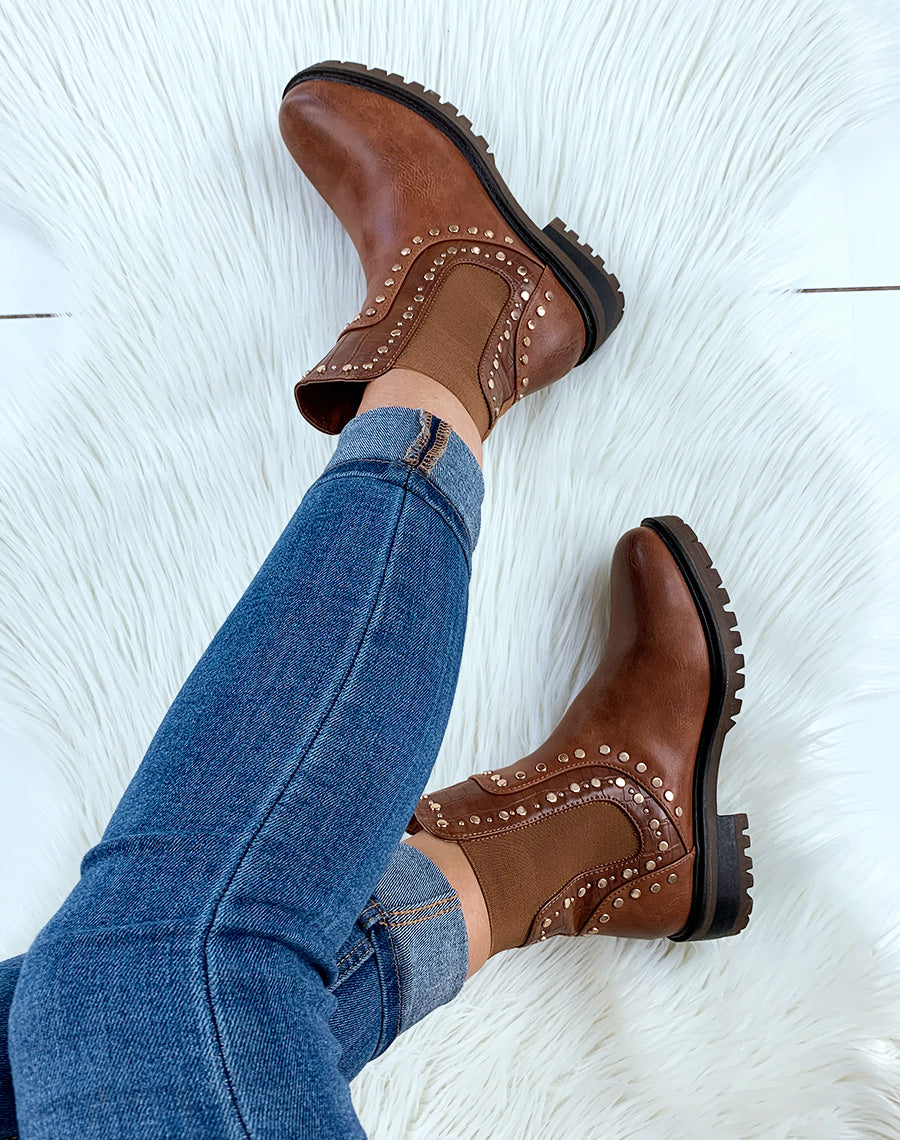 Bottines montantes en similicuir camel et effet croco ornées de clous dorés