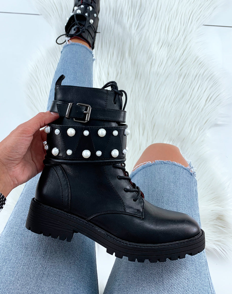 Bottines montantes en similicuir noires à lacets et larges brides ornées de perles