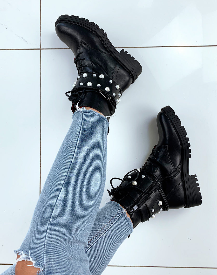 Bottines montantes en similicuir noires à lacets et larges brides ornées de perles