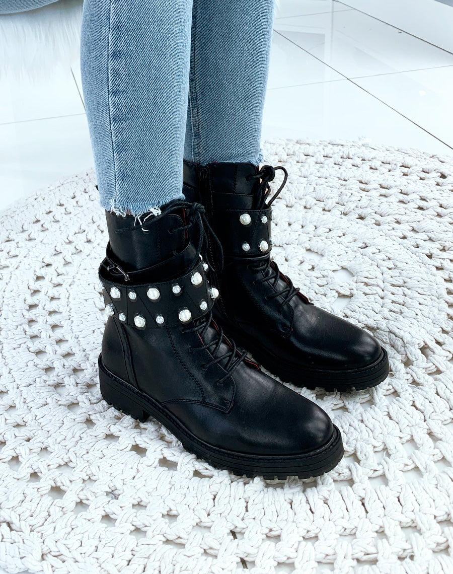 Bottines montantes en similicuir noires à lacets et larges brides ornées de perles