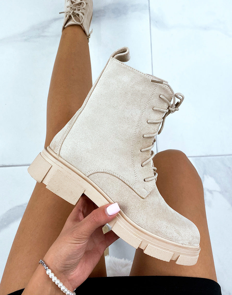 Bottines montantes en suédine beige à lacet