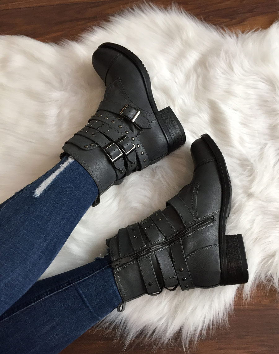 Bottines montantes grises à multiples brides