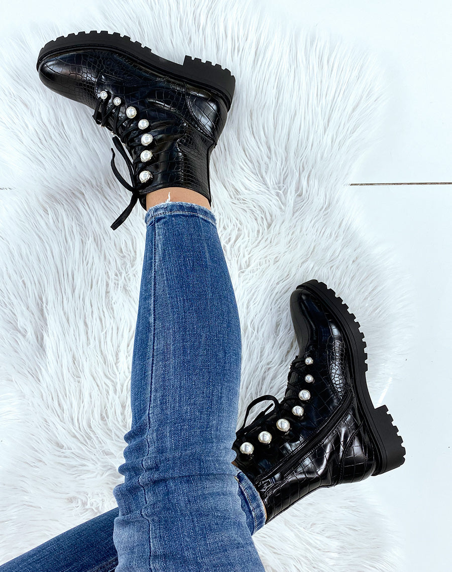 Bottines montantes lacées noires effet croco perlées