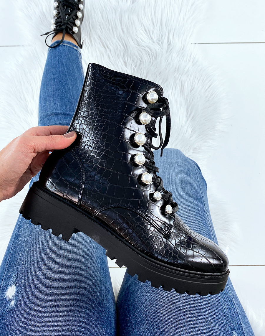 Bottines montantes lacées noires effet croco perlées