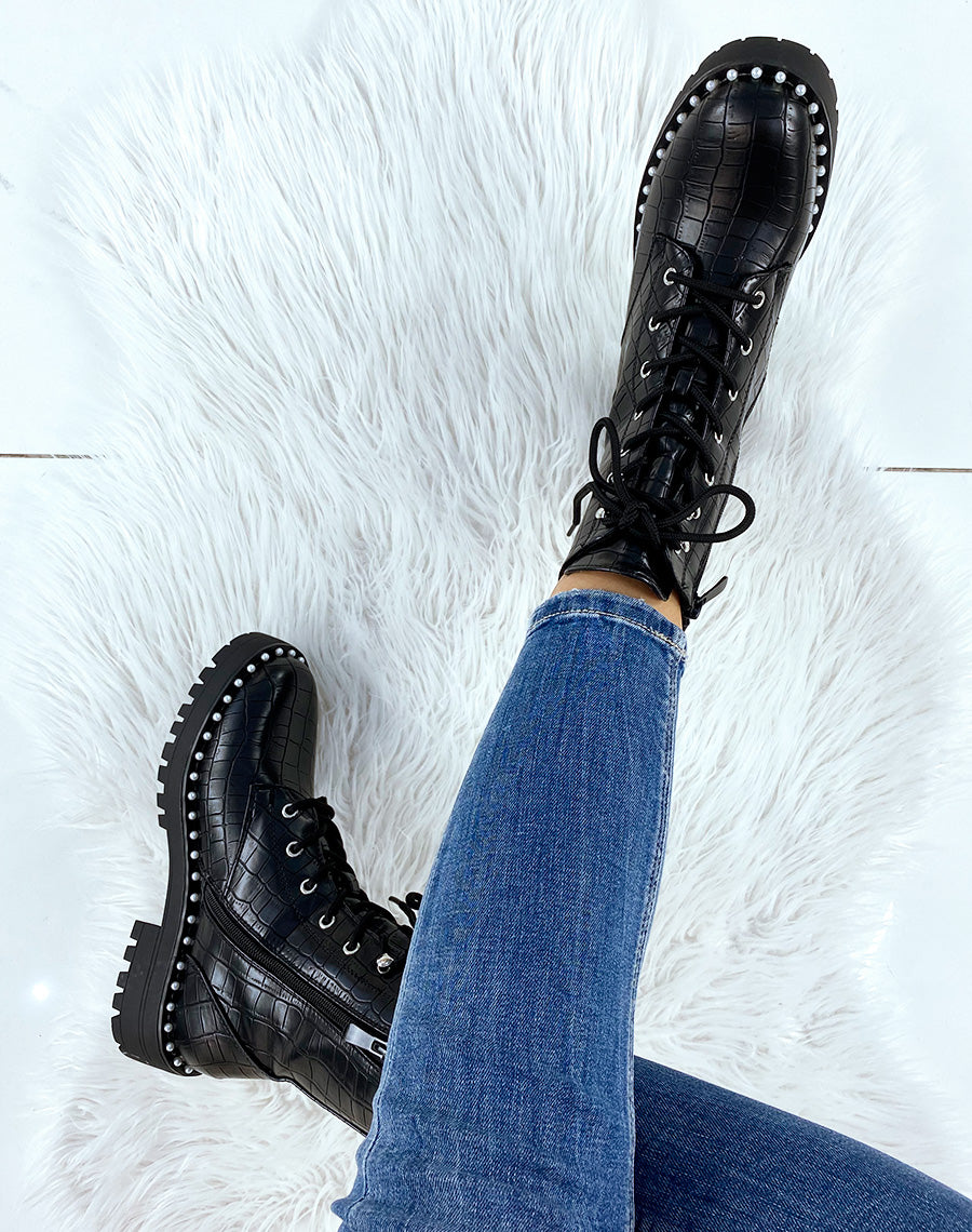 Bottines montantes lacées noires effet croco perlées