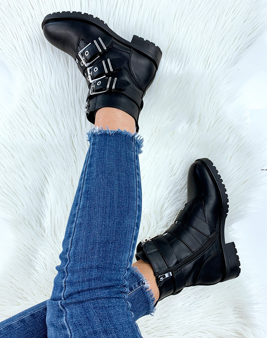 Bottines montantes noires à boucles argentées